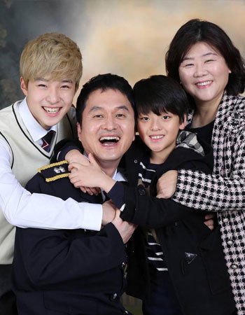 Lee Jong-suk Family Pics