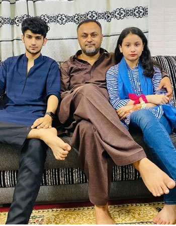 Maaz Safdar's Father and Sister Pic