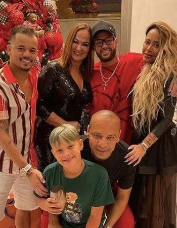 Neymar's Family Pic