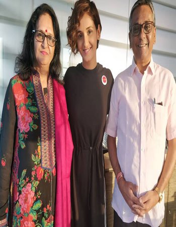 Shakti Mohan Parents Pic