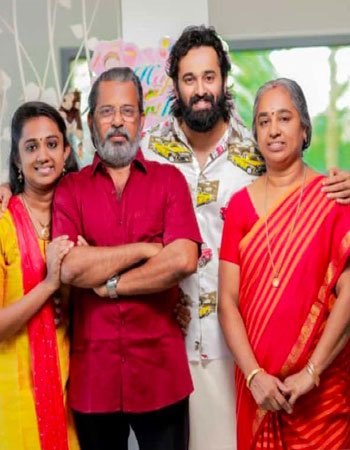 Unni Mukundan Family Pic