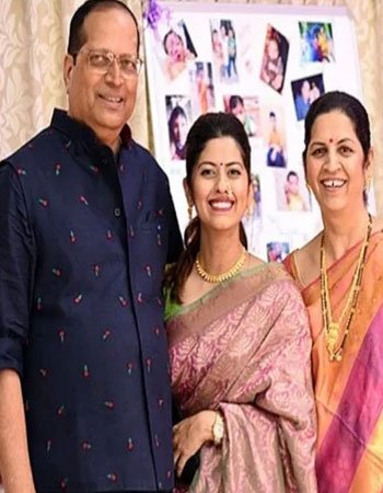 Abhidnya Bhave Parents Pic
