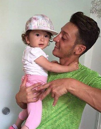 Mesut Özil Daughter Pic