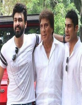 Juhi Babbar Father and Brothers Pic