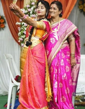 Abhignya Vuthaluru with her Mother