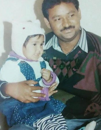 Aishwarya Khare Childhood Piicture With Her Father Ravi Khare 