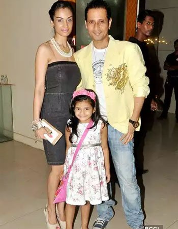 Manmeet Singh with his wife and Daughter
