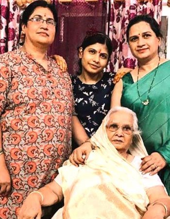 Neetu Pandey with her Sister(s) Lallu, Bandana Punn and Mother