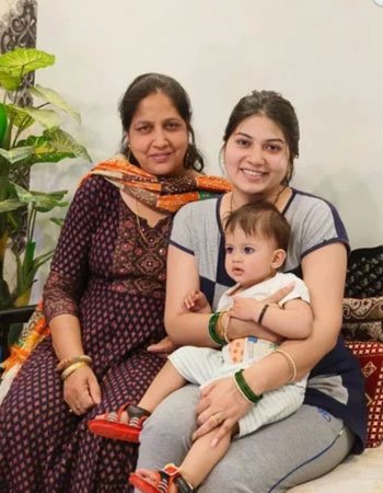 Peehu Yadav with her Mother