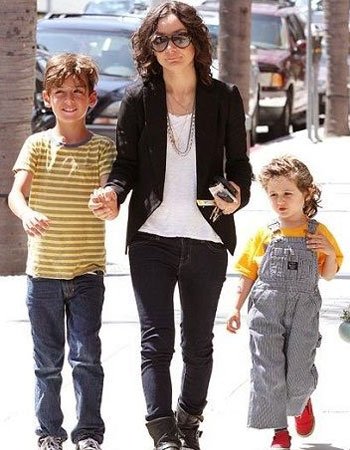 Sara Gilbert with her Children