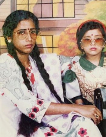 Amrita Pandey Childhood Picture with her Mother Manika Pandey