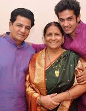 Malhar Pandya with his Parents Picture