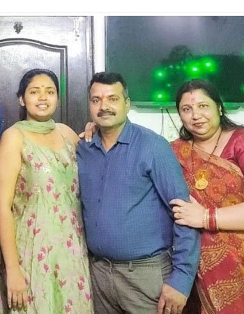 Mayank Yadav Parents and Sister Picture