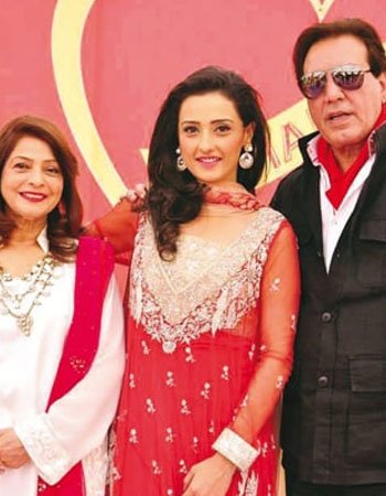 Momal Sheikh with her Parents Picture