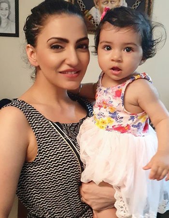 Navina Bole with her Daughter