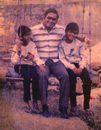 Rajiv Laxman Childhood Picturewith his Father and Brother 