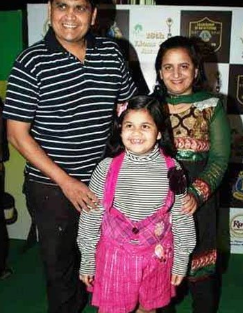 Saloni Daini  with her Parents