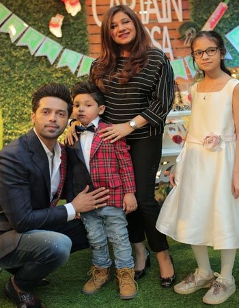 Fahad Mustafa with his Wife and Children