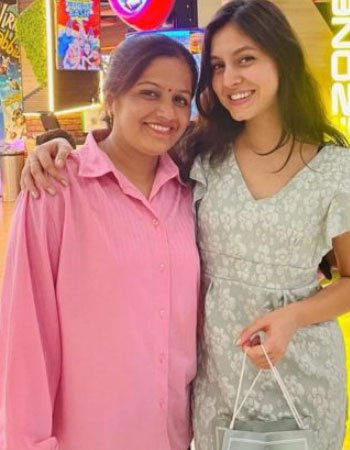 Kanika Devrani with her Mother Hema Devrani