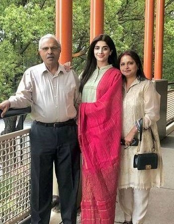 Mawra Hocane with her Parents