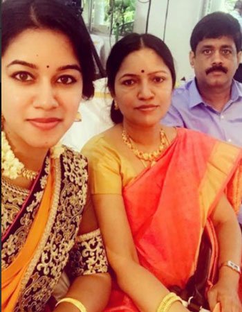Mirnalini Ravi with her Parents