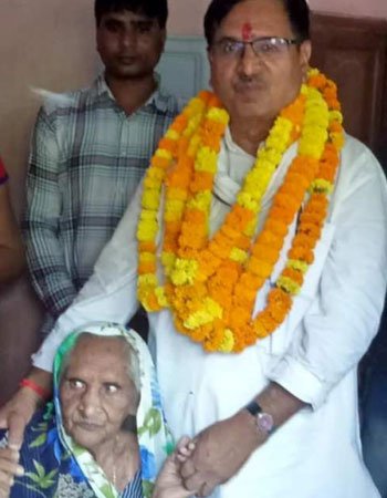 Shyam Singh Yadav with his Mother