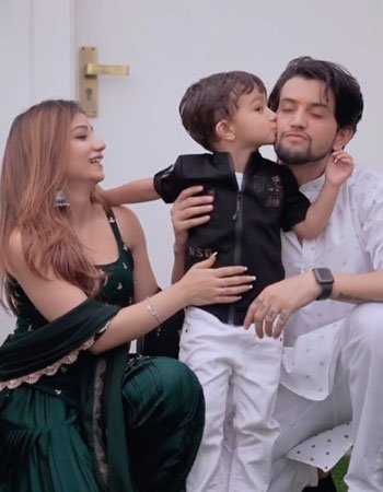 Khushi Choudhary with her Son and Wife