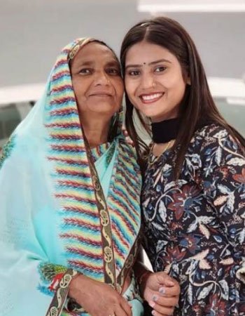 Shivani Kumari with her Mother