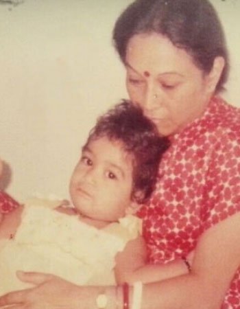 Sunayana Fozdar Childhood Picture with her Mother