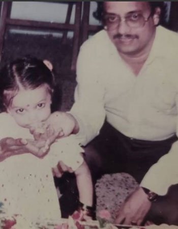 Anuradha Iyengar Childhood Picture with his Father