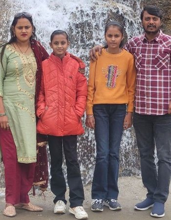 Manoj Sonkar with his Wife and Daughters