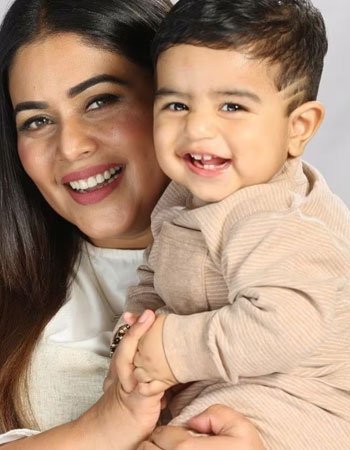 Shamna Kasim with her Son